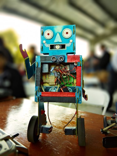 Handmade Robot – IN STARTUP LAND
